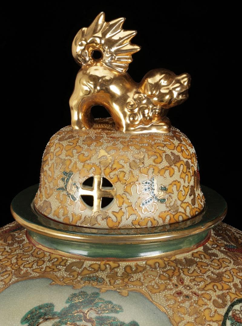 薩摩焼 金襴手色絵金彩 着物美人唐子風景窓絵付 獅子耳大香炉 高さ44cm