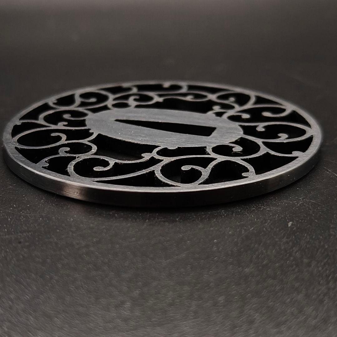 刀鍔　唐草の図　鉄製　金工品　細工　職人作　日本刀装具　鍔　つば　刀剣美術