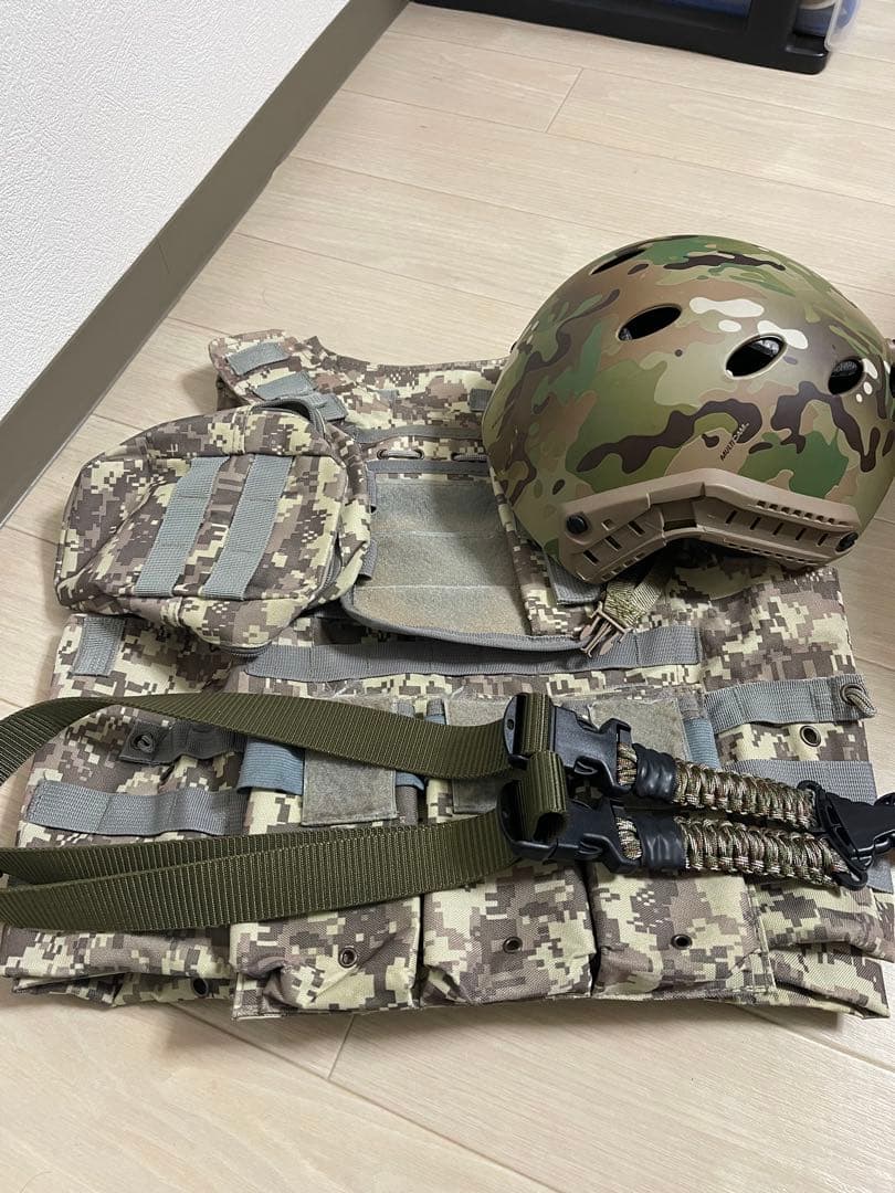 迷彩装備 ヘルメット ベスト ベルト