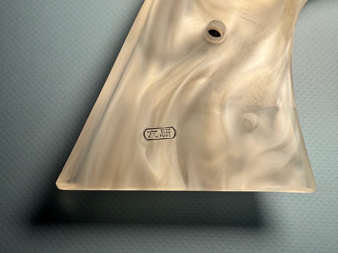 六研製タナカSAAガスガン用パール調グリップ純銀メダリオン付