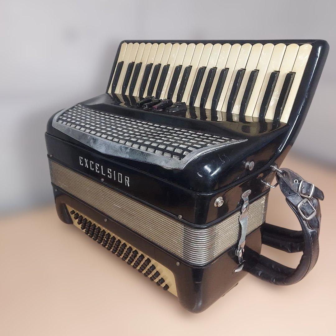 EXCELSIORイタリア製 アコーディオン　型番は不明