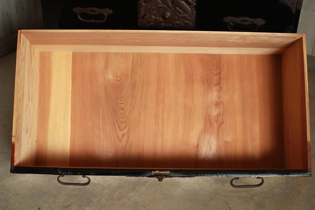 綺麗な打ち出し金具庄内箪笥　2段　タンス　収納　古家具　古民家　時代家具