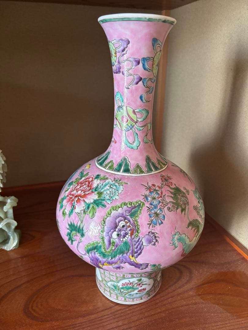 中国古美術 清の時代　粉彩軋道獅子文花瓶　乾隆年製 高さ42cm