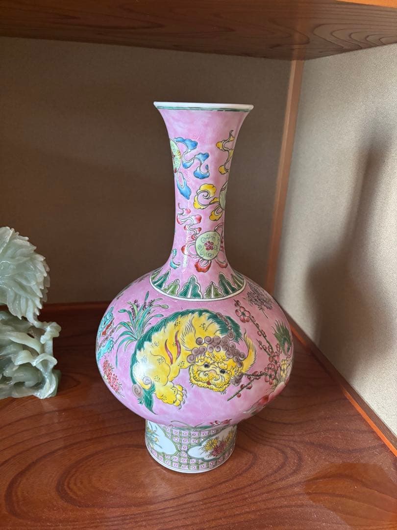 中国古美術 清の時代　粉彩軋道獅子文花瓶　乾隆年製 高さ42cm