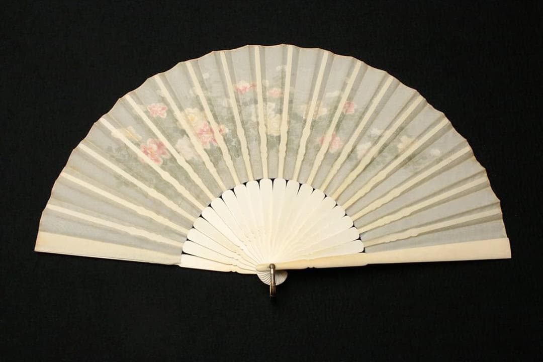 【文】　★ 文房 繍絵花卉紋牙骨絹面折扇 ★　清朝期　牡丹 刺繍文様　清供雅玩