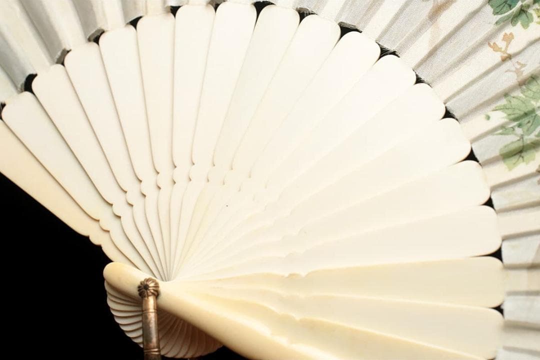 【文】　★ 文房 繍絵花卉紋牙骨絹面折扇 ★　清朝期　牡丹 刺繍文様　清供雅玩