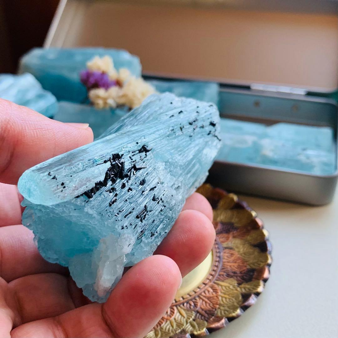 蝕像アクアマリン・バー4原石/巨大結晶/鉱物標本/ブラックトルマリン付/虹入り