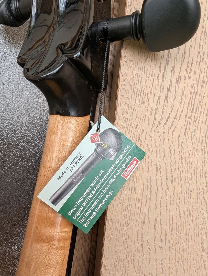 詳細不明　黒塗装チェロ付属品あり