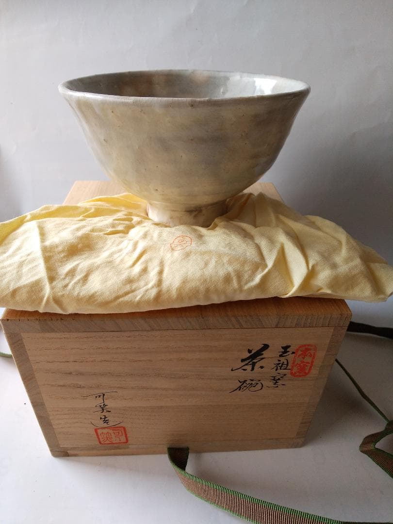 萩焼 玉祖窯 大井可笑 茶碗 共箱 共布 茶器 抹茶碗 新品 未使用 です。