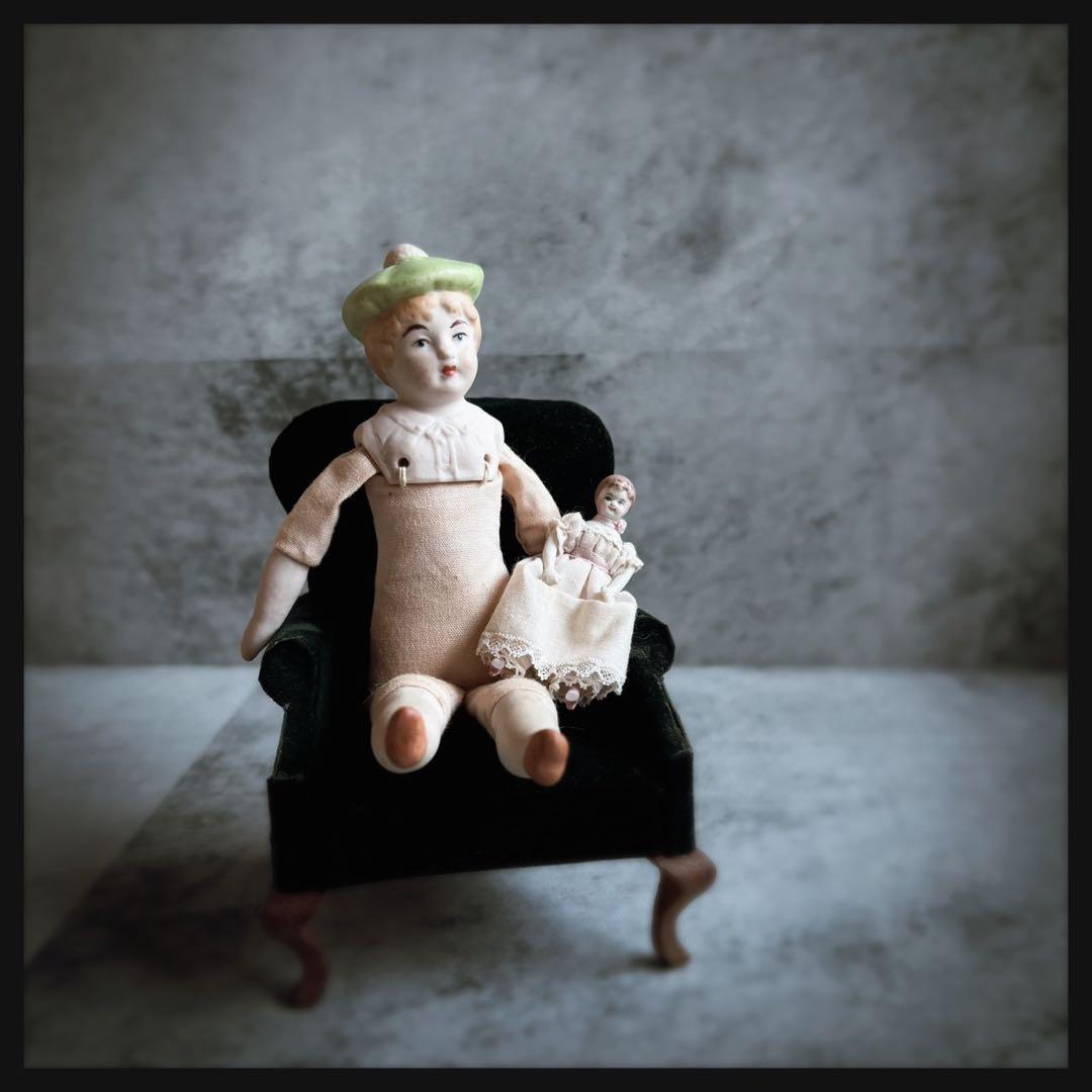 オールドヴィンテージ ベレー帽を被ったビスクドール ドールハウス