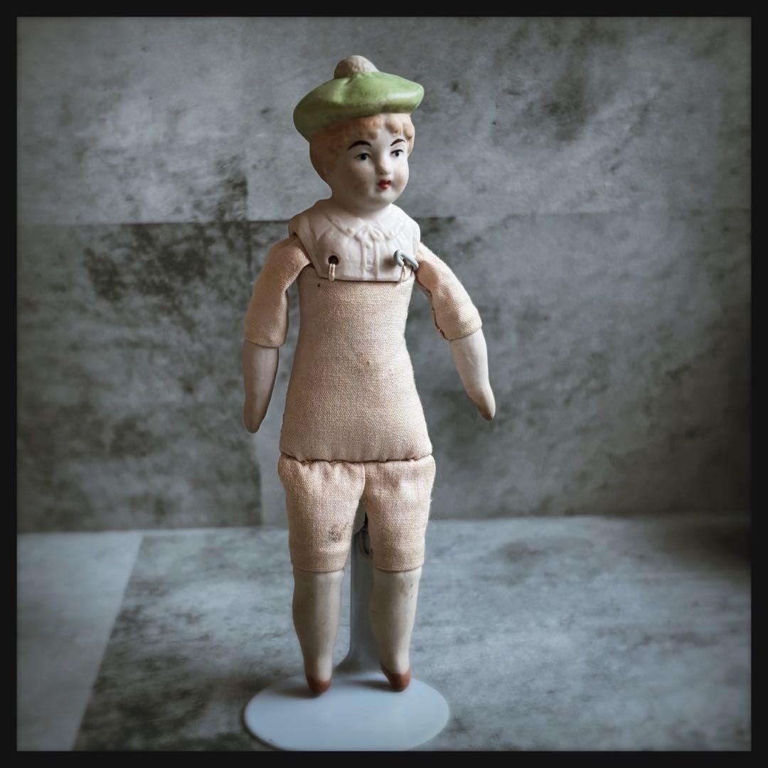 オールドヴィンテージ ベレー帽を被ったビスクドール ドールハウス