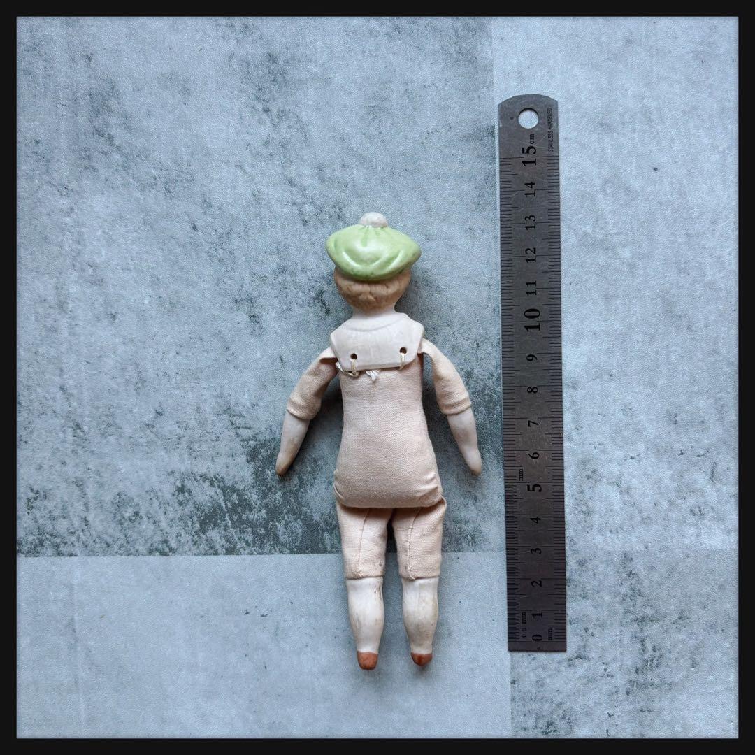 オールドヴィンテージ ベレー帽を被ったビスクドール ドールハウス