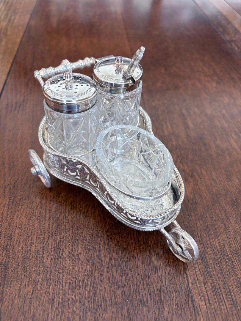 ヴィクトリア時代英国アンティーク・ノベルティ シルバープレート馬車型調味料セット