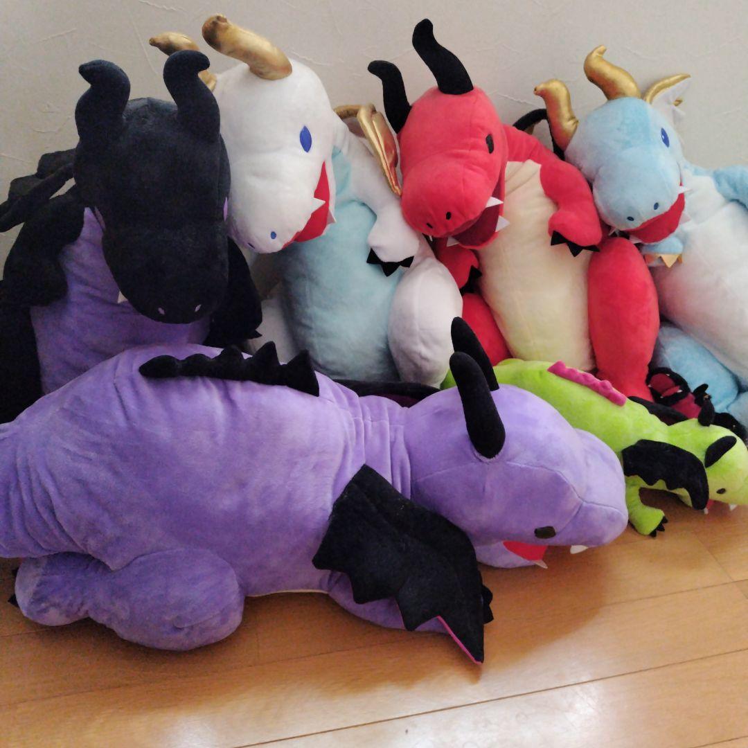 カラフルなドラゴン型ぬいぐるみ