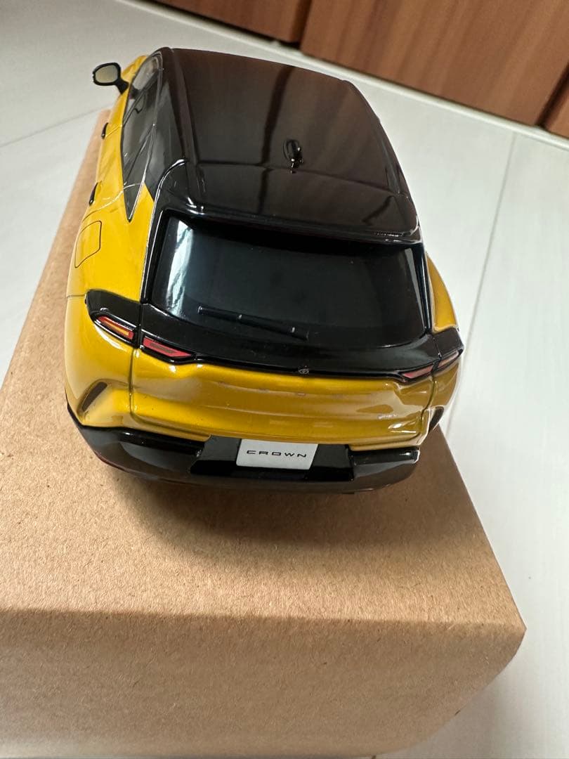 神鷹丸 トヨタクラウンスポーツ カラーサンプル　ブラック×マスタード