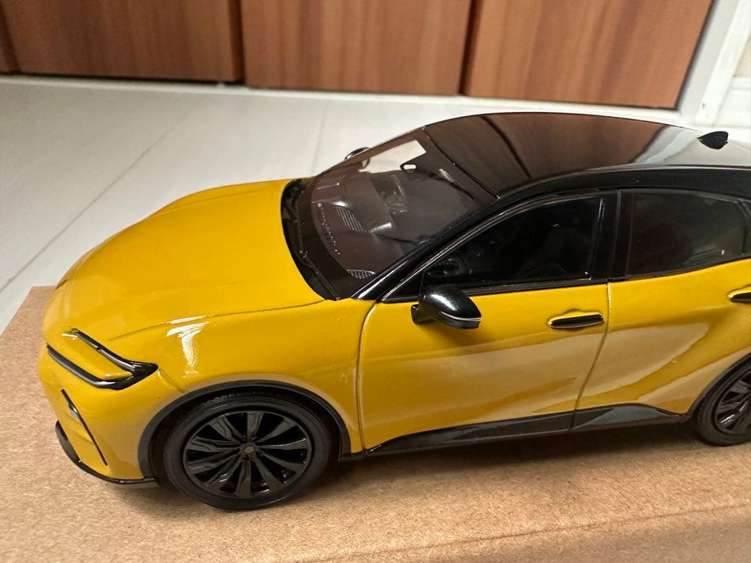 神鷹丸 トヨタクラウンスポーツ カラーサンプル　ブラック×マスタード