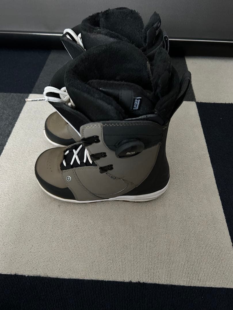 なな RIDE CONTEXT 22-23 24.5cm