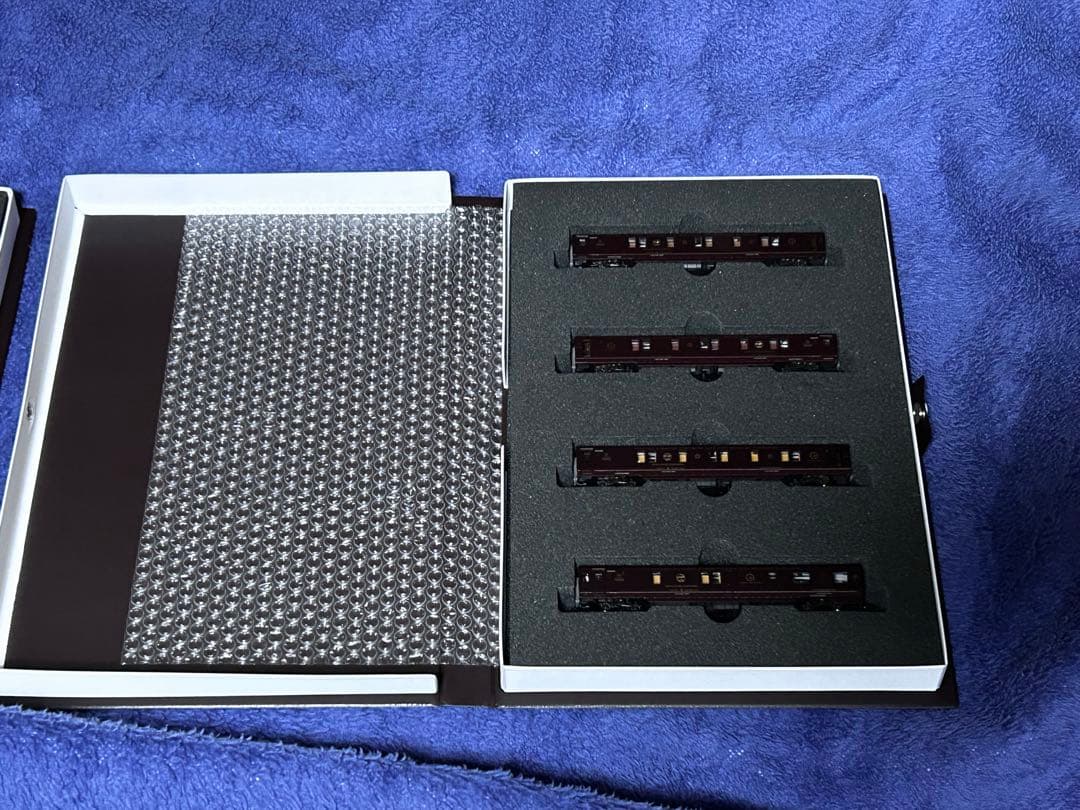 KATO クルーズトレイン「ななつ星 in 九州」 8両セットA/B 室内灯装備