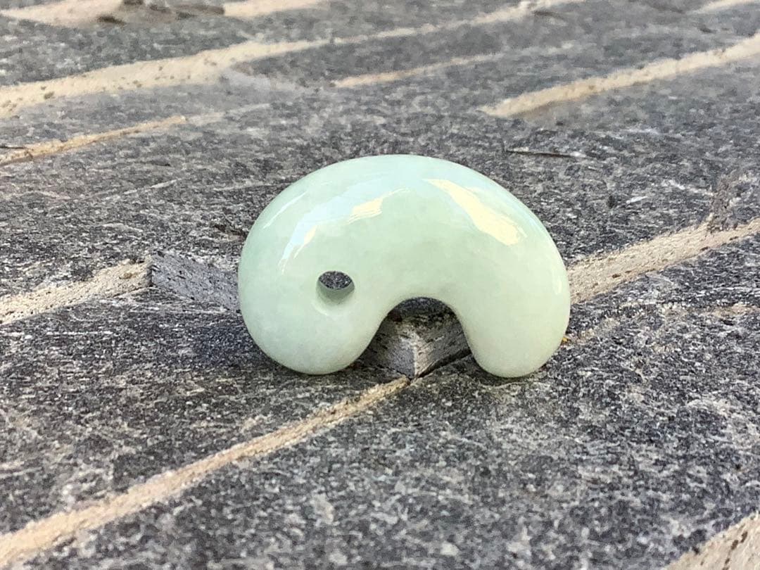 ✳間違いなく15万円以上の品‼️ 糸魚川翡翠氷種勾玉　本物の一生物　鑑定鑑別書付‼️