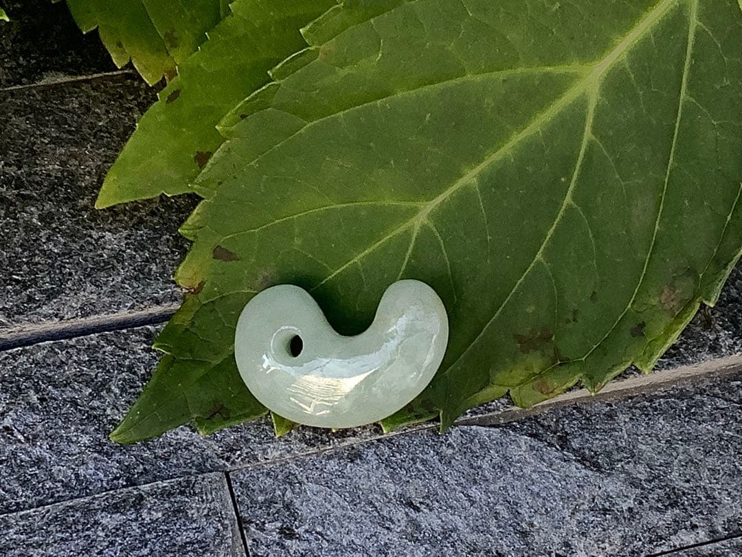 ✳間違いなく15万円以上の品‼️ 糸魚川翡翠氷種勾玉　本物の一生物　鑑定鑑別書付‼️