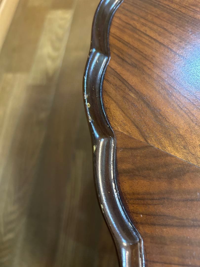 イギリス　アンティーク　コーヒーテーブル　猫脚　フリルの丸テーブル