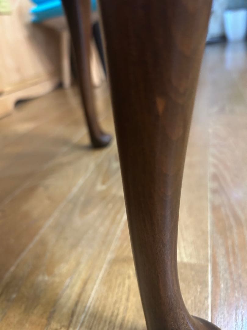 イギリス　アンティーク　コーヒーテーブル　猫脚　フリルの丸テーブル