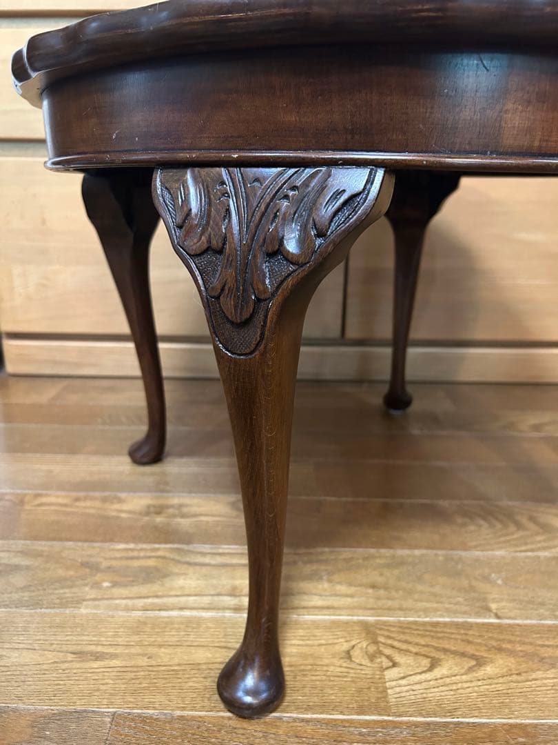 イギリス　アンティーク　コーヒーテーブル　猫脚　フリルの丸テーブル