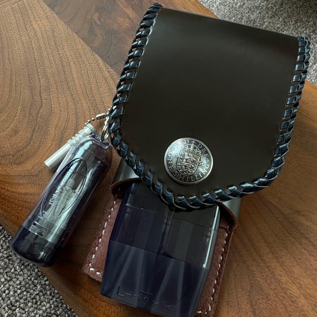 本革　高級　レザー　手縫い　ダーツケース　かがり縫い　コンチョ　クリスタルワン