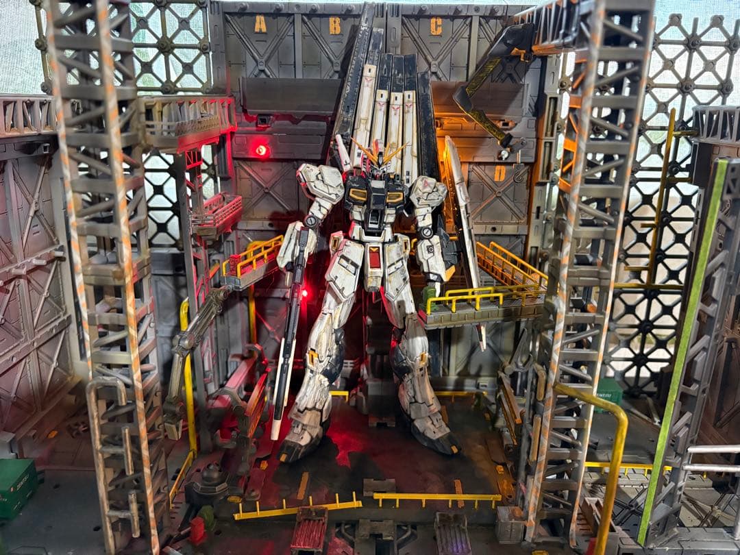 νガンダム 機体とディスプレイスタンド LED付き