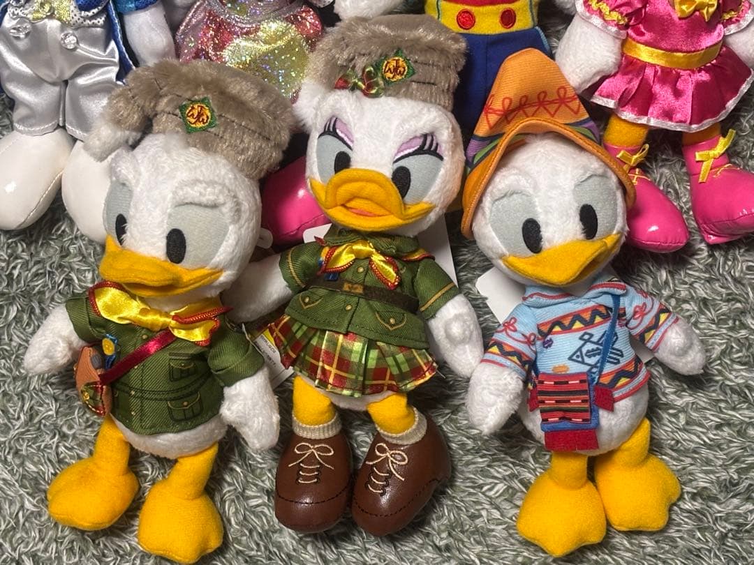 く*。様 ミッキーミニー ドナルド デイジー ぬいぐるみバッジ