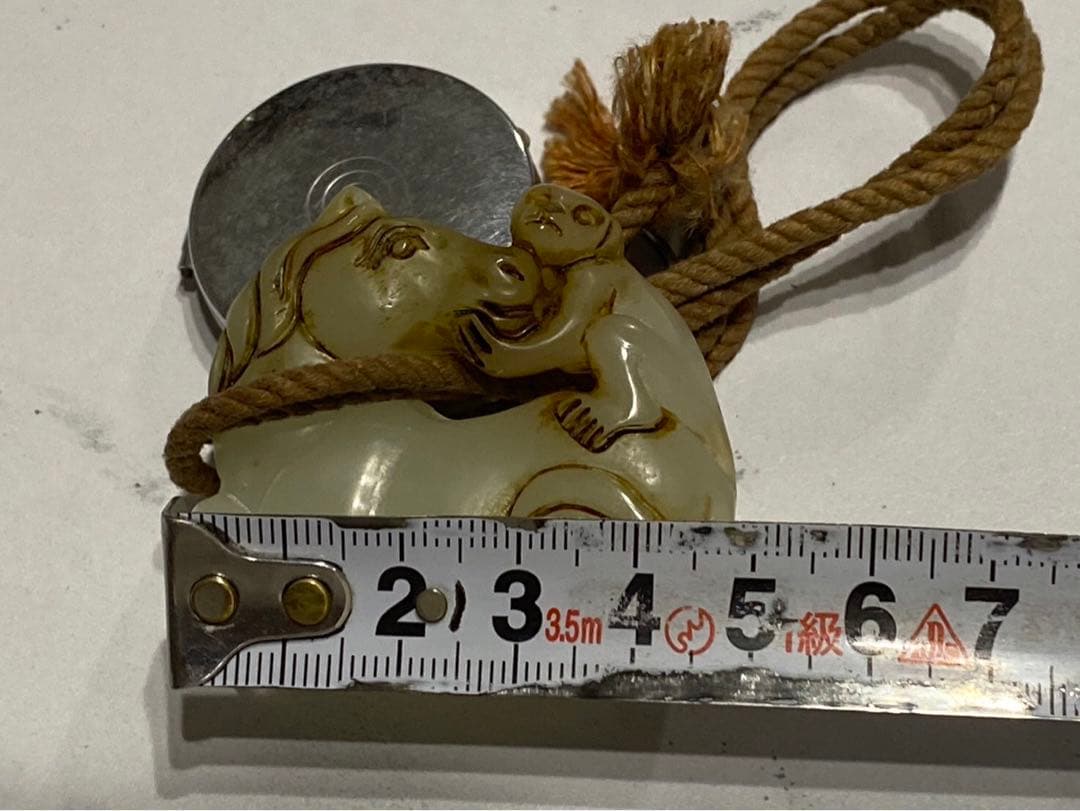 骨董　昔の根付　白玉 「馬猿」と方位磁石　アンティーク