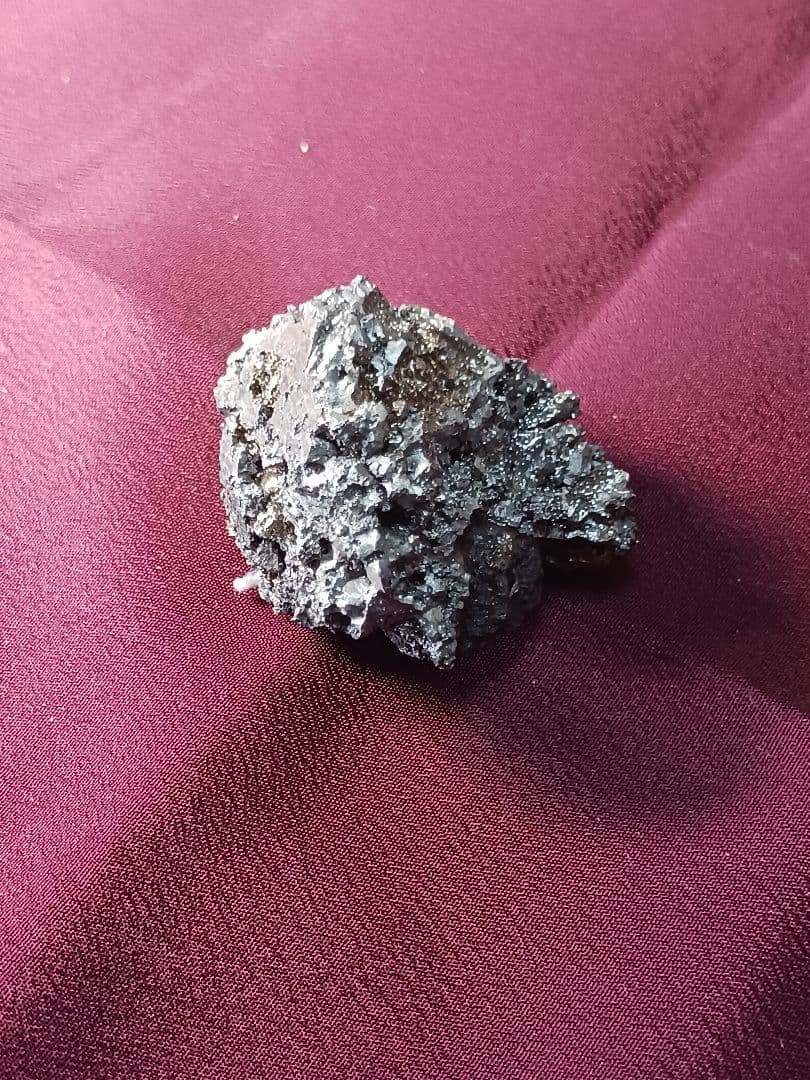 玉鋼　日本刀の元祖、真髄 三日三晩製作して完成される。 玉鋼の紹介です。