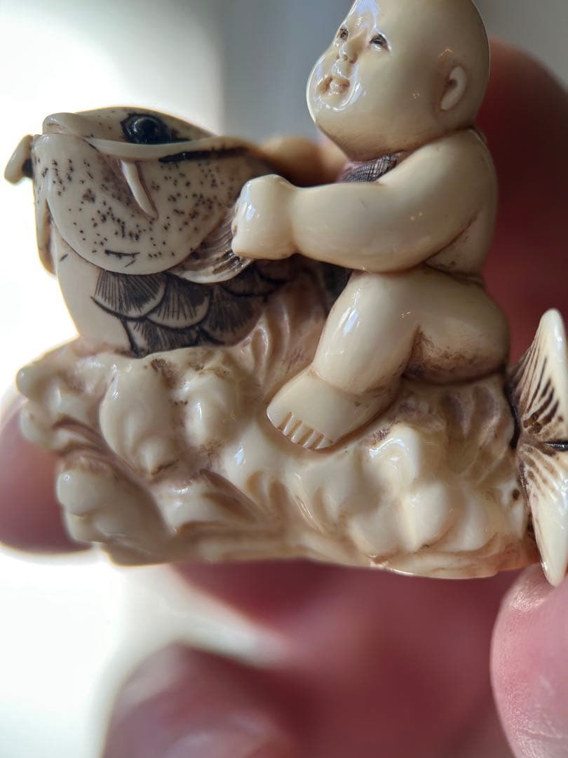 根付 銘「秋月」 唐子大魚乗り 時代物 26g 牙調 提物 精密彫刻