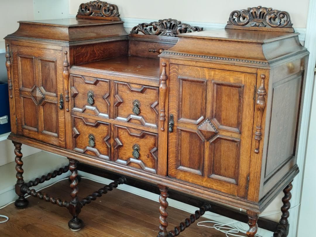 英国アンティーク サイドボード オーク材の彫刻装飾付き家具