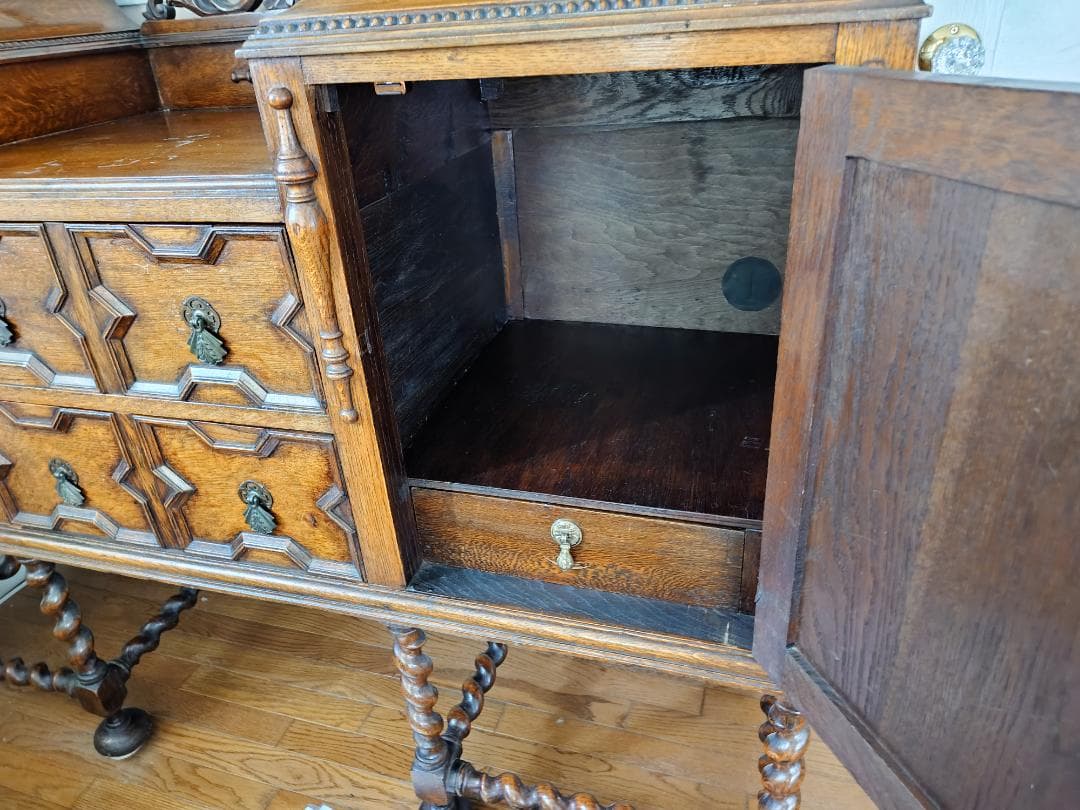 英国アンティーク サイドボード オーク材の彫刻装飾付き家具