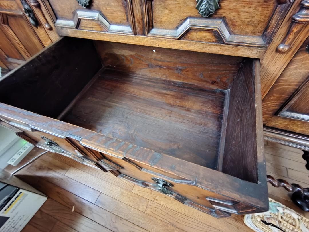 英国アンティーク サイドボード オーク材の彫刻装飾付き家具