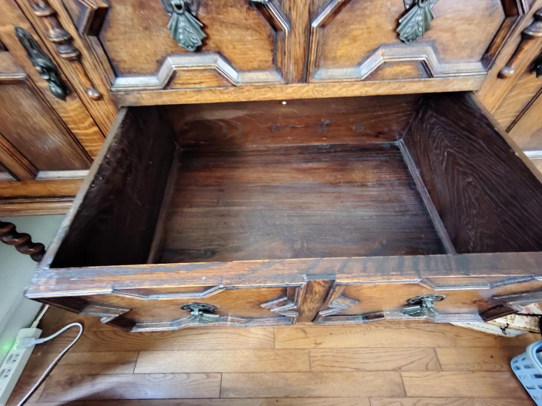 英国アンティーク サイドボード オーク材の彫刻装飾付き家具