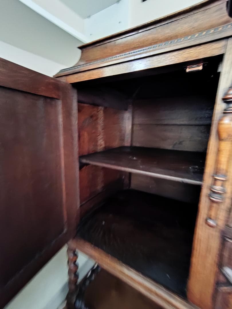 英国アンティーク サイドボード オーク材の彫刻装飾付き家具