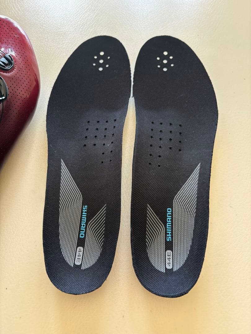 美品のシマノRC701 44Eのワイドサイズ　赤から黒色　インソールは新品です。