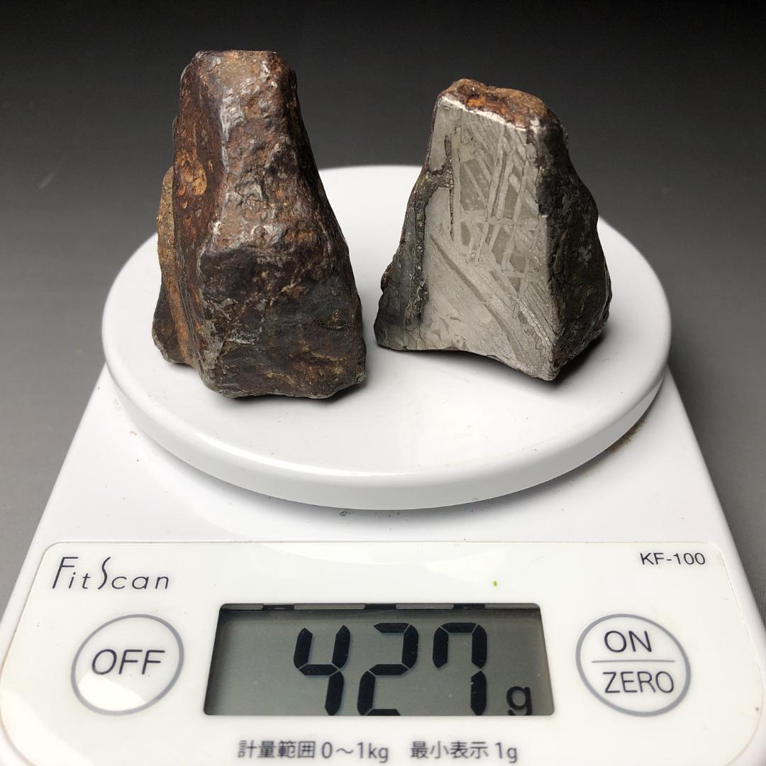 アルタイ隕石　隕石 全面カット 標本　鉄隕石　原石　重さ約427ｇ　立て付き