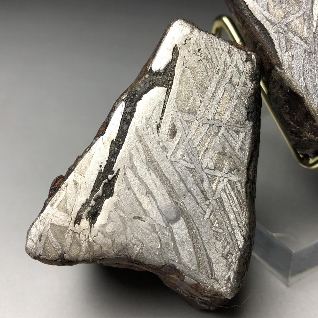 アルタイ隕石　隕石 全面カット 標本　鉄隕石　原石　重さ約427ｇ　立て付き