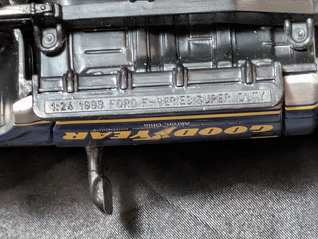 マッチボックス　1:24 1999 フォード Fシリーズ スーパーデューティ