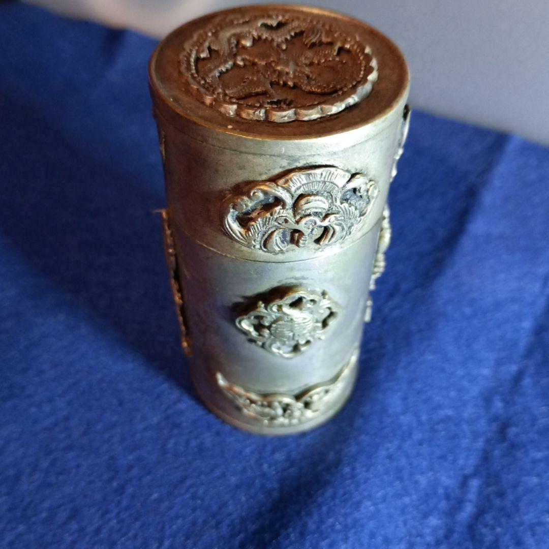 足銀?金属製彫刻装飾円筒形収納容器 45㌘