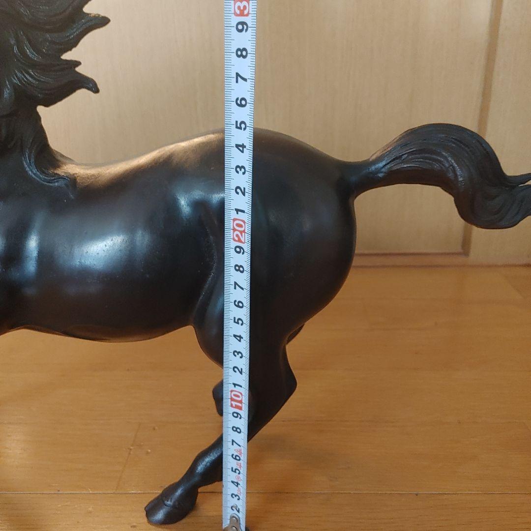 馬の金属製彫刻 走る姿勢