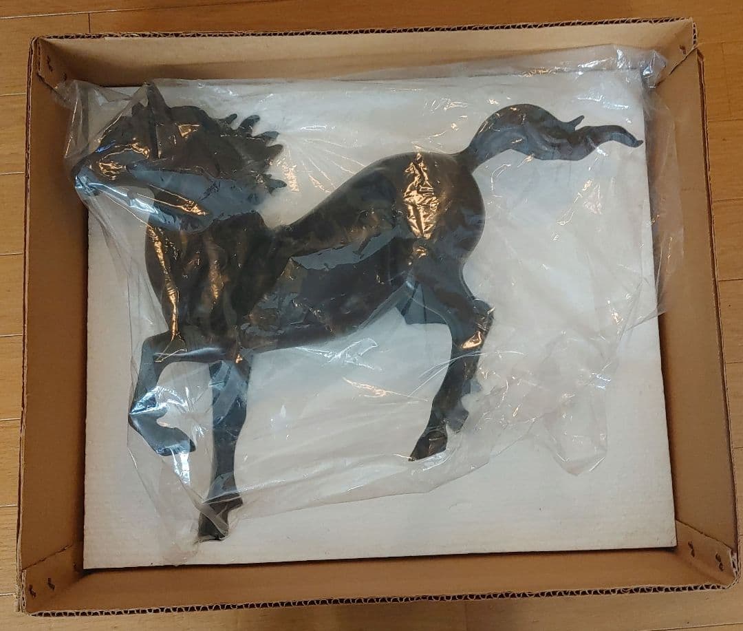 馬の金属製彫刻 走る姿勢