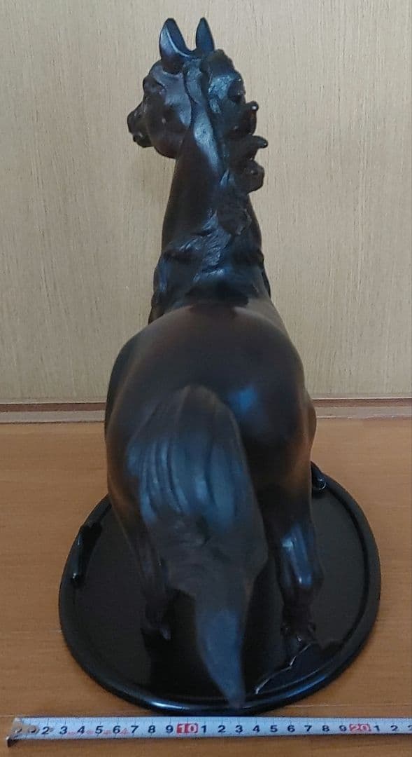 馬の金属製彫刻 走る姿勢