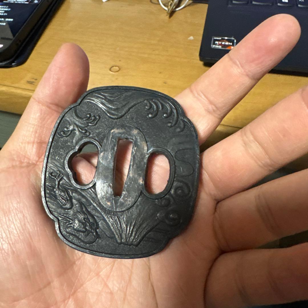 伝統的な日本の鍔 波模様