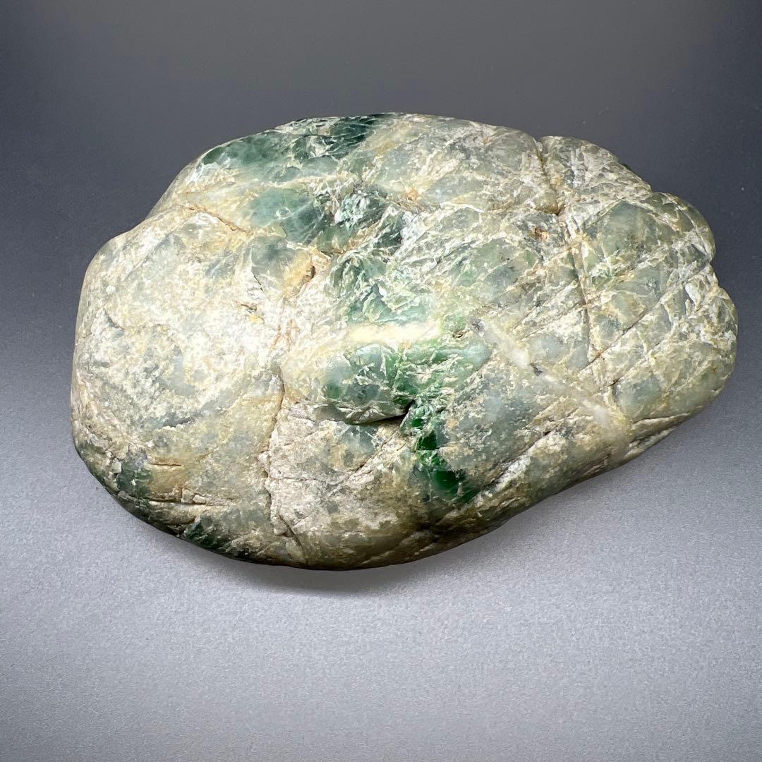 【最終】翡翠原石　糸魚川産643g 鉱物標本