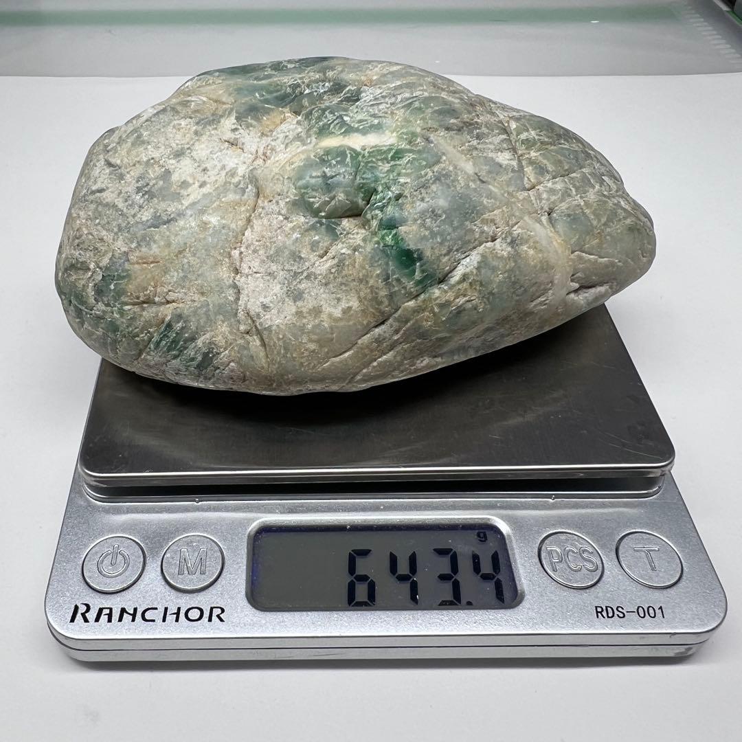 【最終】翡翠原石　糸魚川産643g 鉱物標本