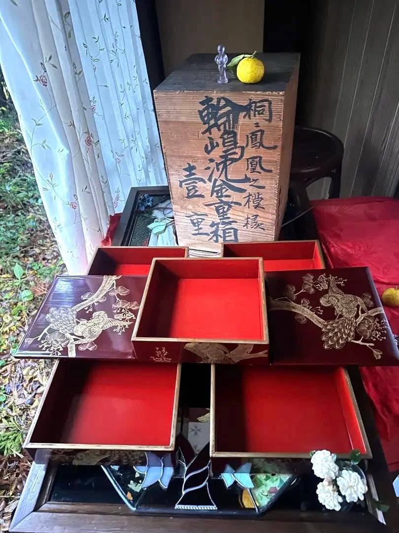 お年玉価格 ‼️JAPAN時代溜塗沈金　桐花鳳凰に松　鳳凰　五段重箱二枚蓋木箱入